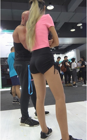 健身的高腰黑色短裤紧身妹子