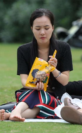 No1098 草地上的气质女孩或躺或坐多姿势解锁 第3套