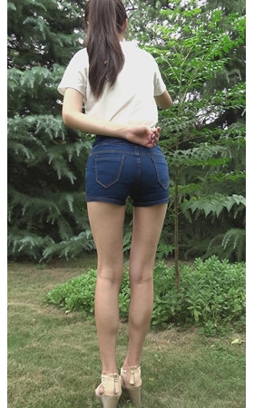 模拍紧身蓝色牛仔热裤美女