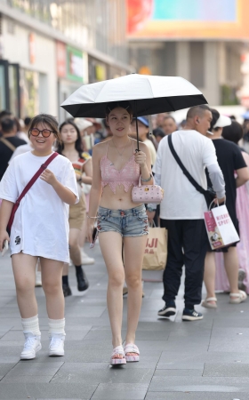 夏日清凉热裤女孩