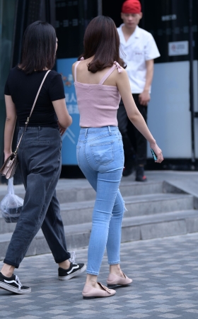 紧身牛仔裤妹子