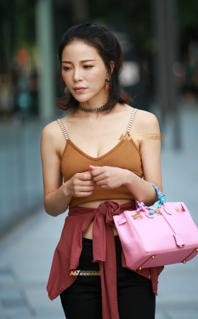低胸少妇 [13P]