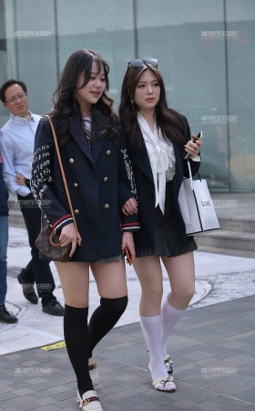 两个制服小姐姐 [23P]