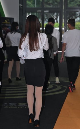 黑色包臀裙小姐姐