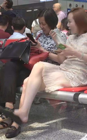 想不到一位优雅女生能把粉嫩玉足玩出那么多花样