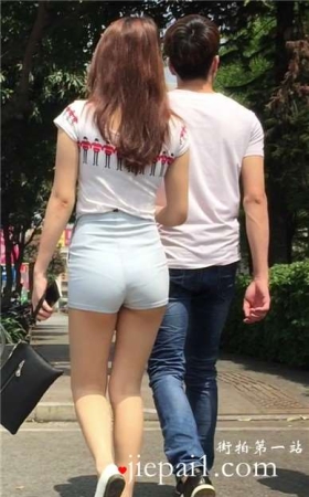 街拍青春洋溢苹果臀高腰热裤美少女 [1.53 GB]
