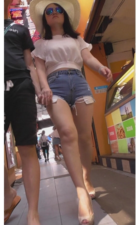牛仔热裤丰腴妹子