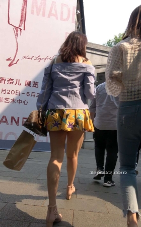 4K - 街拍性感小短裙街拍高跟长腿美女 [922 MB/MP4]