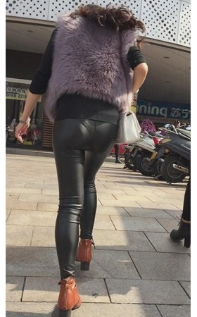 紧身皮裤美女