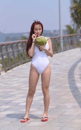 视觉冲击摄影作品●白色连体比基尼美眉 【套图+视频】<font color=red> [10P]</font>