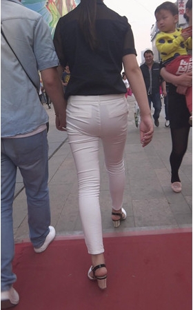 紧身白裤妹子