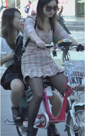 电动车上的黑丝MM
