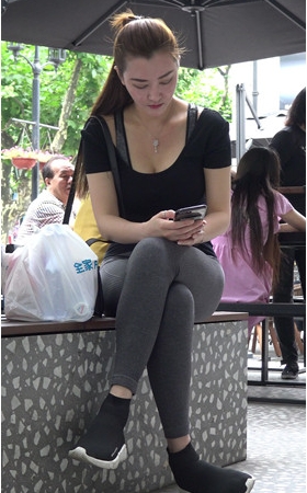 灰色紧身裤美女