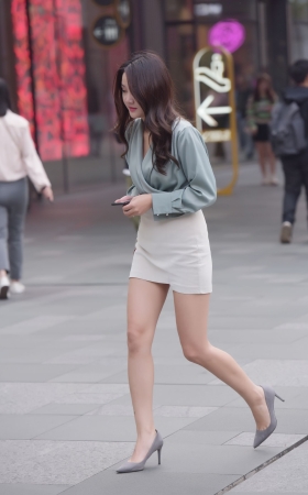 好白的小短裙