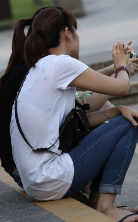 No381 2女小憩图