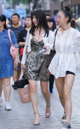 V领开口美女
