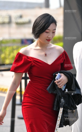 丰腴的女人，嫣红的包臀裙 [22P]
