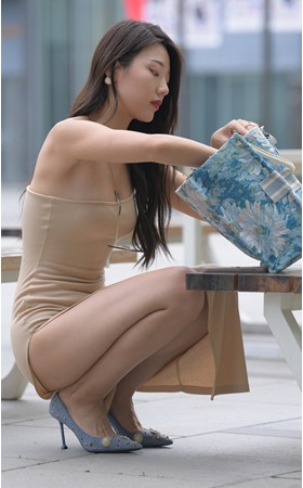 （视频）漂亮的开叉裙长发美女