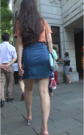 漂亮的牛仔裙小姐姐