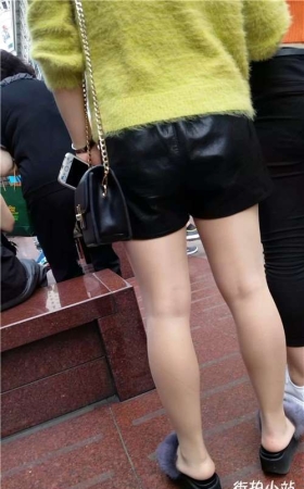 街拍丝袜黄色毛衣美眉