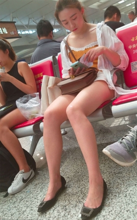 白色衬衫街拍美腿黑鞋