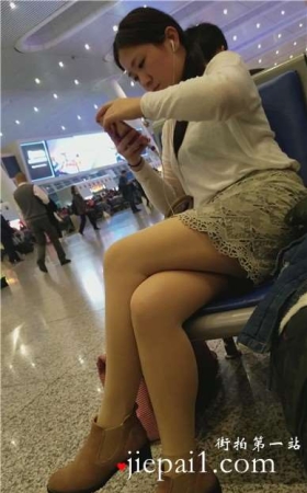 4k-车站候车室偶遇丰满肉丝长腿少妇，无聊到带着耳机听...