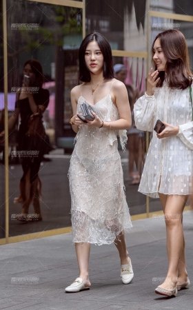 性感小吊带白裙美女! [13P]