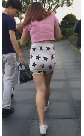 白色包臀裙妹子