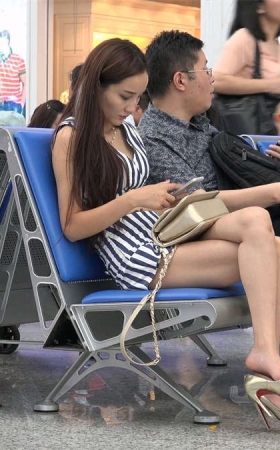 候车室美女超高跟挑鞋，脚未全露也让人恋恋不舍