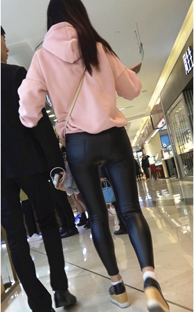粉衣黑色皮裤美女