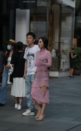 粉色长裙美女