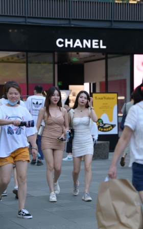 两个漂亮的包臀裙美女