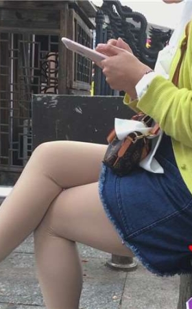 树下椅子上玩手机的熟妇，老女人有味道。