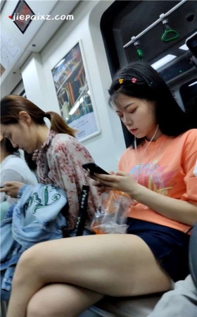 橙色T恤美腿小美妞 [360 MB/mp4]