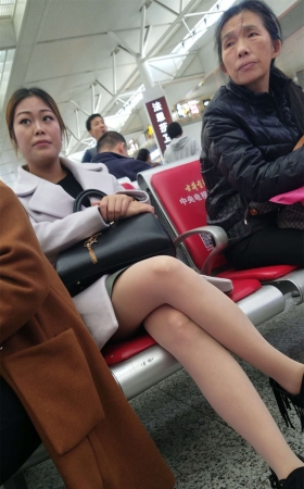 肉色丝袜白腿丰满少妇高铁站候车