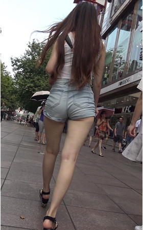 热裤牛仔长发美女