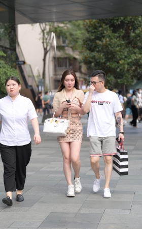 漂亮的包臀裙美女