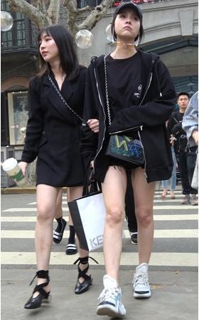黑色鸭舌帽长腿小姐姐
