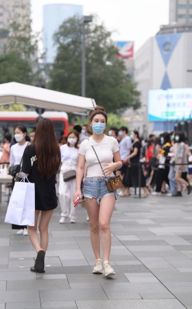 漂亮的热裤小姐姐