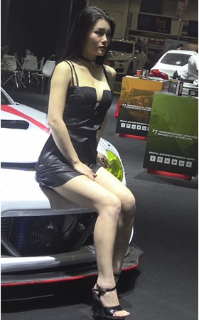 性感的吊带黑裙车模美女