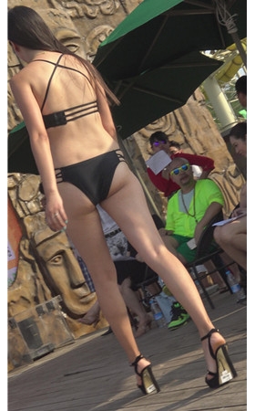 高校泳装秀黑色比基尼美女