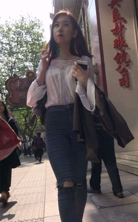 白衬衫紧身蓝牛街拍美臀美女姐姐1