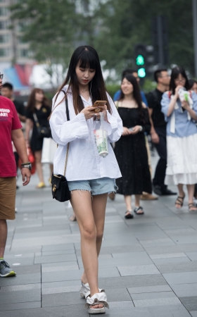 短裤美女