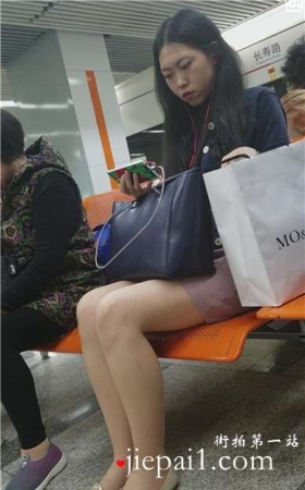 4k-候车室拍摄美腿包臀裙女孩，夹得真紧。