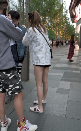 黑色短裤美腿小姐姐