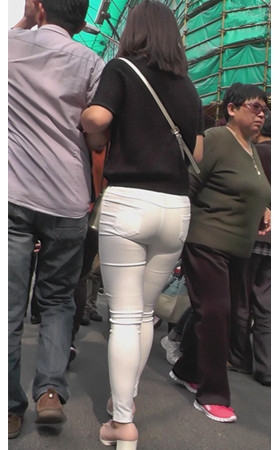 紧身白裤妹子