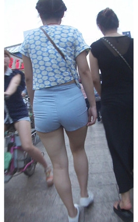 蓝色丰腴美女