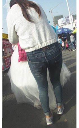 白衣牛仔紧身裤妹子