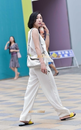悠闲自在的白裤女 [16P]