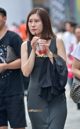 喝凉茶的贴身开衩裙女郎 [21P]
